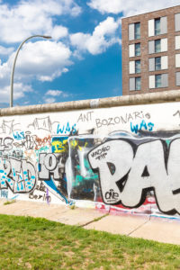 Hotel Indigo, Fassade, East Side Gallery, Wandmalerei, Graffiti ehemalige Berliner Mauer, Friedrichshain, Berlin, Deutschland Hotel Indigo, Fassade, East Side Gallery, Wandmalerei, Graffiti ehemalige Berliner Mauer, Friedrichshain, Berlin, Deutschland